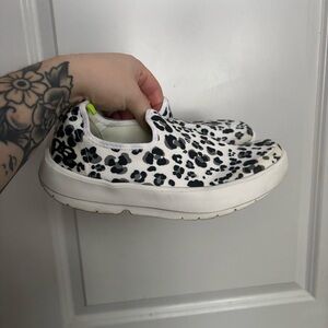 Oofos Women’s 8 Black White OOmg Eezee Slip On Shoes
